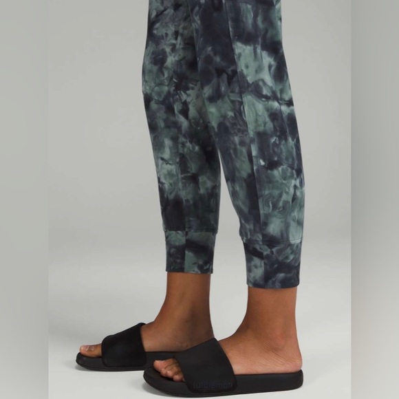 LULULEMON 2022 ready to rulu high rise jogger 7/8 length blue tie dye size 4 - Picture 4 of 4